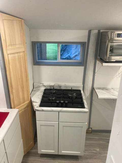 Step down Kit-bath area, Gas cooktop