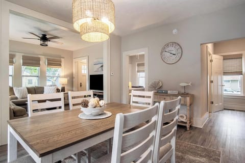 Palmer House dining are seating for 6