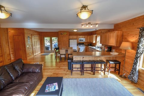 Open living room, kitchen and dining room
