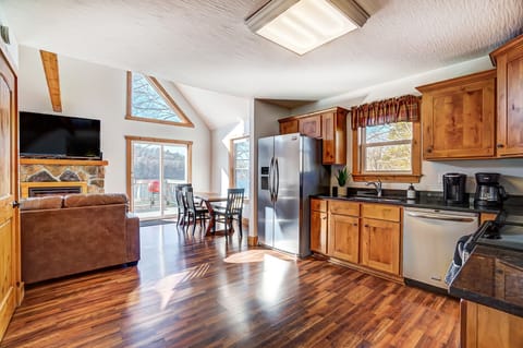 A fully stocked kitchen and dining area with seating for 6.