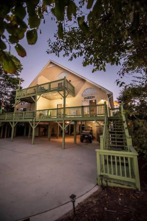 Welcome to Seas The Day, an oceanside beach retreat on Emerald Isle.