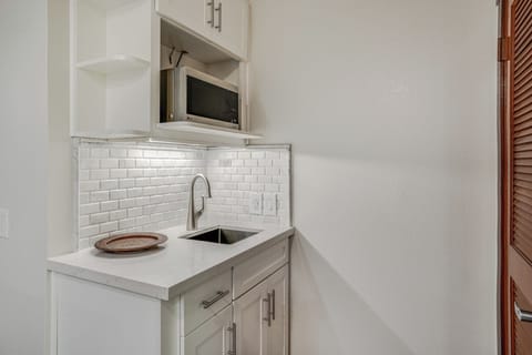 Wet bar with microwave