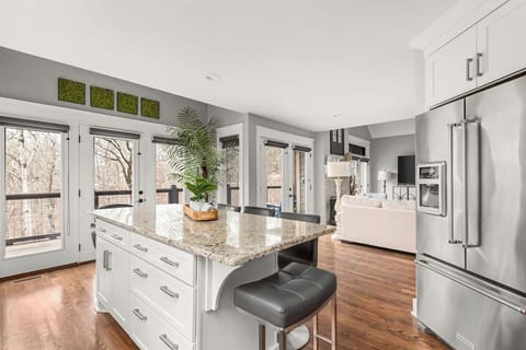 Kitchen Island with seating for 6 people