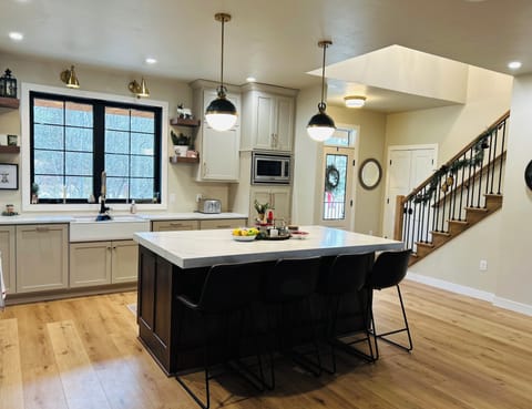 4 seat island to eat dinner or enjoy watching the cook!