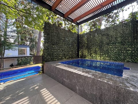 Disfruta de la exclusividad de un jacuzzi privado, donde el relax y la comodidad se combinan para ofrecerte una experiencia única en Valle de Bravo. Ideal para un día de descanso o una noche romántica bajo las estrellas.