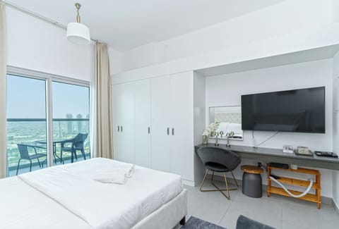 Studio apt with built in wardrobe