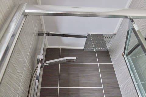 Wet room style shower (accessible as no step into it)