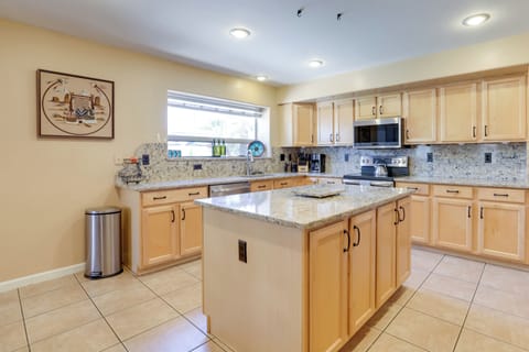 Kitchen | Equipped w/ Cooking Essentials