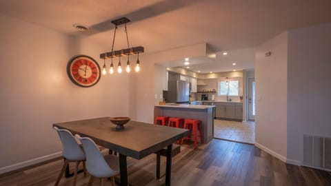 Dining area & kitchen