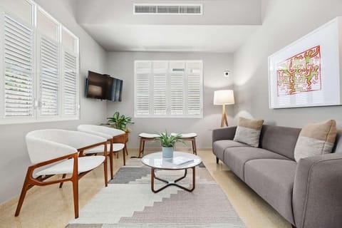Casa Santa Cecilia main living room with seating for 7 guests and a smart TV