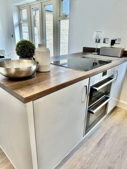 Modern, well-equipped kitchen diner