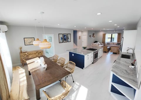 Casual dining with seating for 8. 4 additional seats at kitchen island.