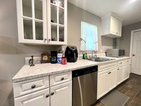 Air fryer, Coffee Station, and Dishwasher Available