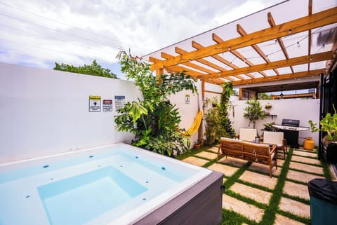 JACCUZZI /BBQ GRILL /HAMMOCK / GARDEN / LOUNGE AREA
