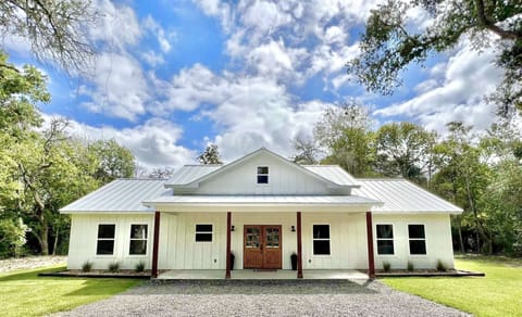 Gorgeous Wooded Retreat - The Oaks!
