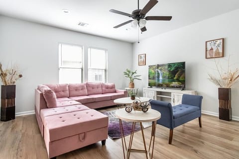 Spacious Living Room Family & Friends