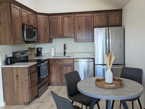 Well Stocked Kitchen w/ appliances/pots/pans, etc