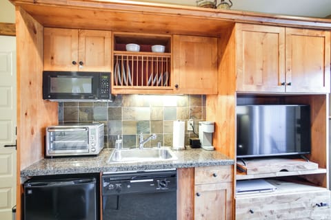 Kitchenette | Mini Fridge | Toaster Oven | Dishware/Flatware | Cooking Basics