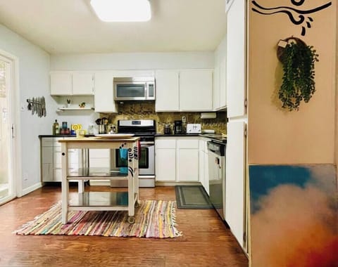 a full kitchen to hang out in and cook full meals :)