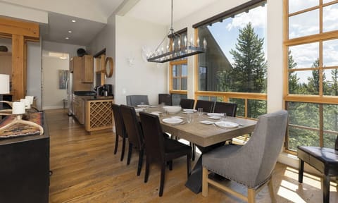 36 Swift Bear dining3