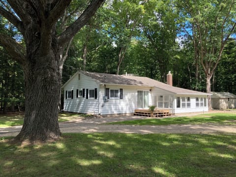 850sf Cottage Style house with 3-season room for great views