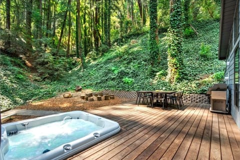 Easy step-in hot tub