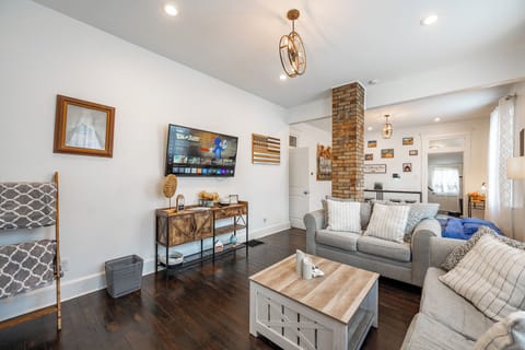 Comfortable space and walkable (or short Uber) to Lucas Oil / Downtown 