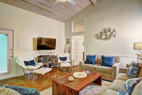 Lots of room to sit, lounge and watch TV 