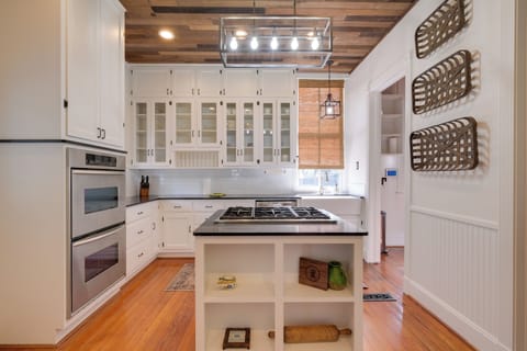 Kitchen | Central A/C & Heat | Free WiFi