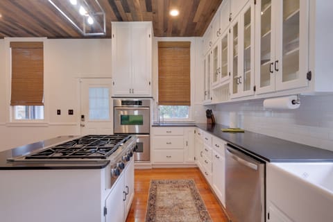 Kitchen | Cooking Basics | Coffee Maker | Paper Towels/Trash Bags Provided