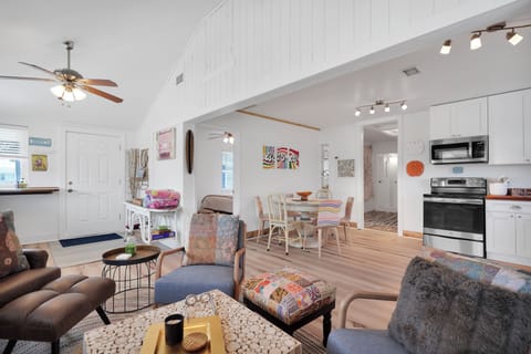 Hippie open floor of kichen and dining