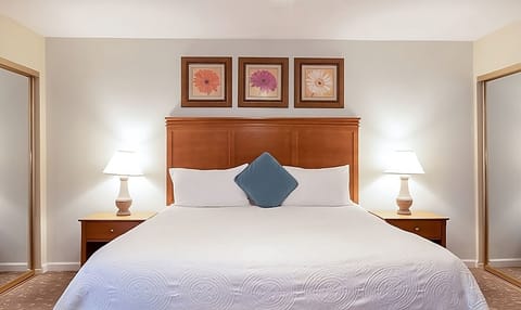 Unit with 2 King size beds. Exact unit will be assigned upon arrival. Views, colors and decor may vary.