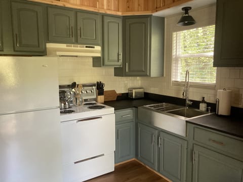 Fully stocked kitchen with fridge, oven & microwave