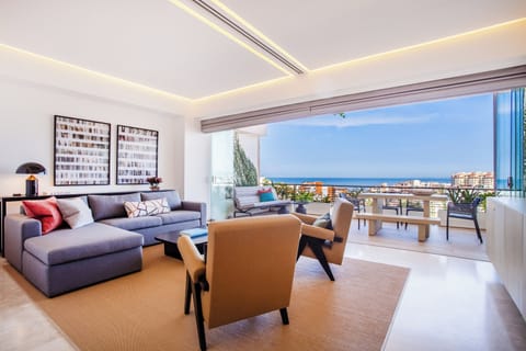 Spacious and well-decorated living area with  vistas