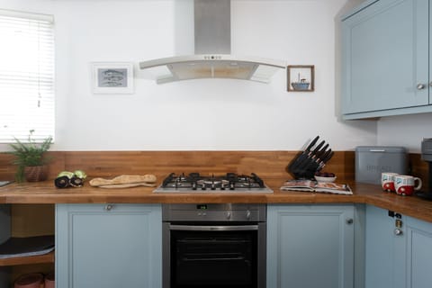Kitchen also has a toaster and kettle - Old Arch Cottage, The Digey