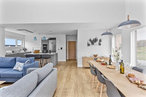 Bright open living room - 8 The Vista, Willingcott