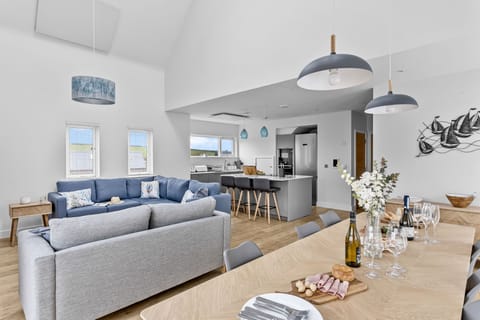 Dining table, living area and kitchen - 8 The Vista, Willingcott