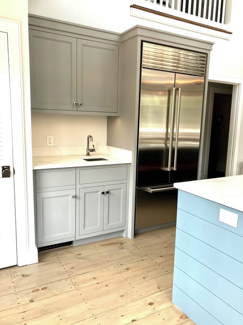 Bar Area with ice maker and sink