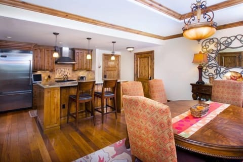 Prepare meals in the fully equipped kitchen and enjoy them together at the dining table.