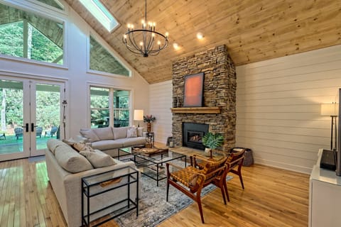 Living room with seasonal gas fireplace