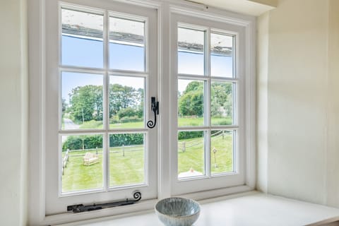 Crumpet Cottage, Chebbard: Pretty views from every window