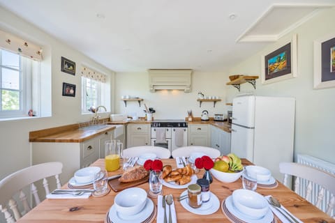 Crumpet Cottage, Chebbard: The range style cooker is ideal for preparing tasty meals