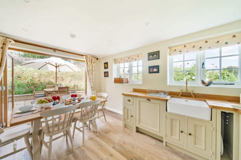 Crumpet Cottage, Chebbard: The open-plan dining and kitchen area