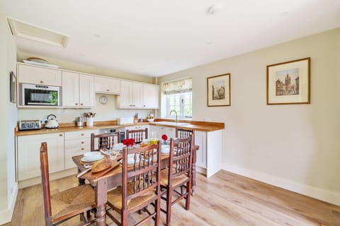 Cosy Cottage, Chebbard, Dorchester: With a dining table seating six guests