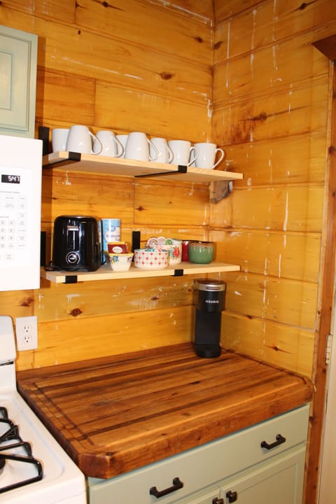 Keurig coffee maker as well as a traditional coffee maker available