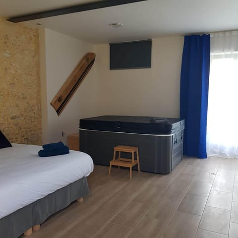 Lit & jacuzzi Chambre 2 - 18 08 2023