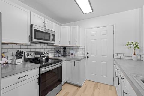 Keurig with starter coffee provided.
Fully stocked kitchen.