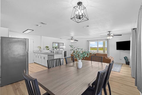 Comfortable dining for 6!