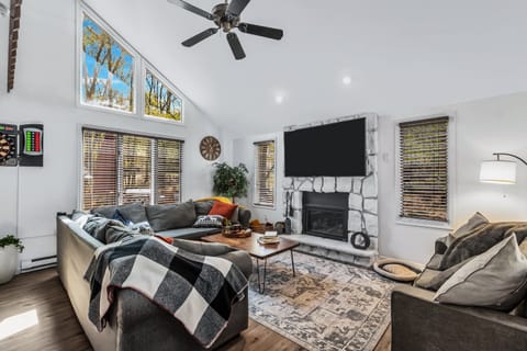 The Main Room. Cosi and comfortable Livingroom 