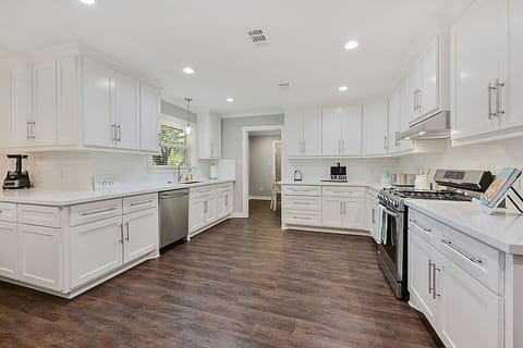 Delightful kitchen for entertaining!